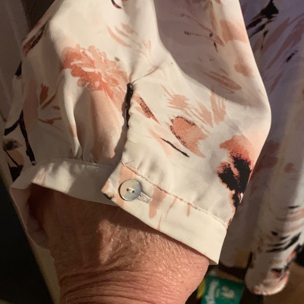 Flowy Floral V-Neck Tunic Top in Cream with Peach Accents - Picture 2 of 2